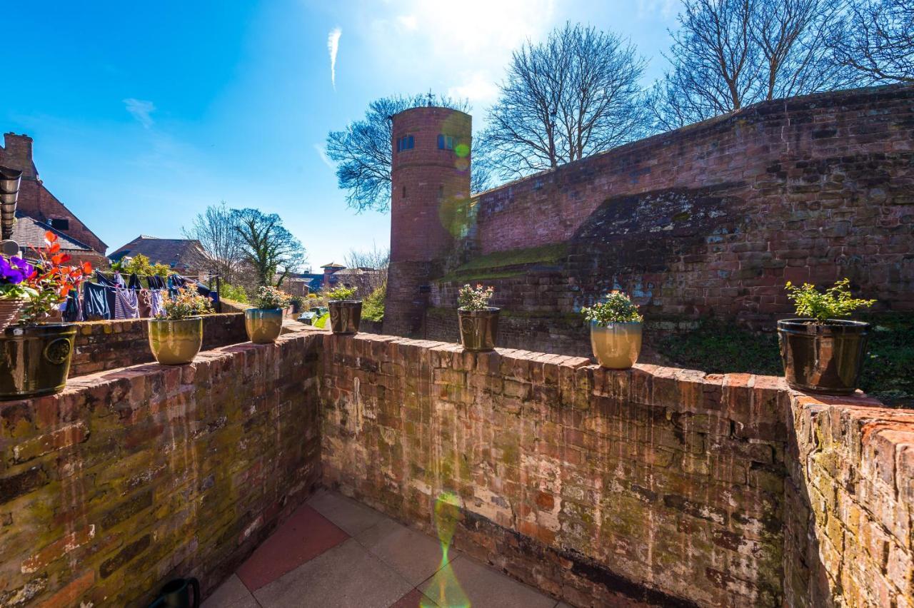 Stylish Home With Canal Views Chester Exterior photo
