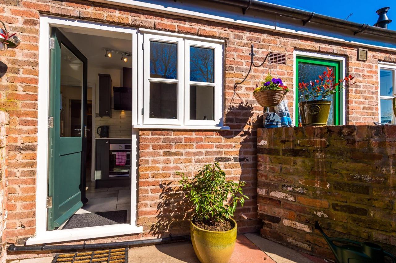 Stylish Home With Canal Views Chester Exterior photo