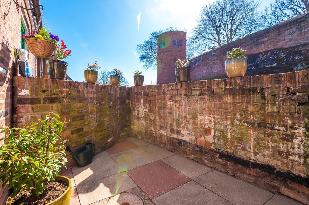 Stylish Home With Canal Views Chester Exterior photo